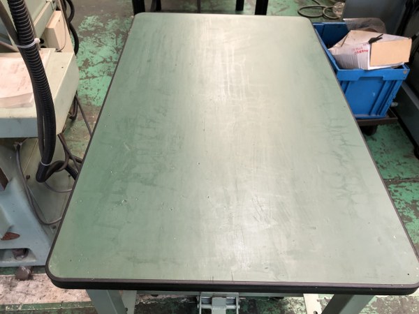 中古Workbench and Surface plates [軽量作業台kkタイプ(ペダル昇降移動式)]895x1195x650mm   不明