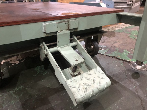 中古手工具・収納 「軽量作業台kkタイプ(ペダル昇降移動式)」750x1203x740mm 不明
