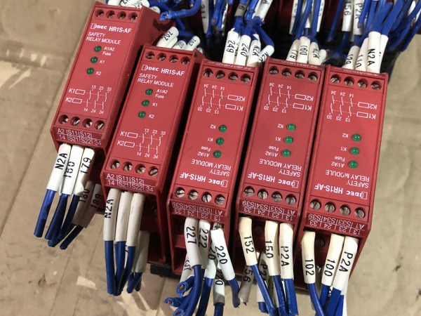 中古Special deals・Set etc 【安全リレーモジュール】HR1S-AF IDEC