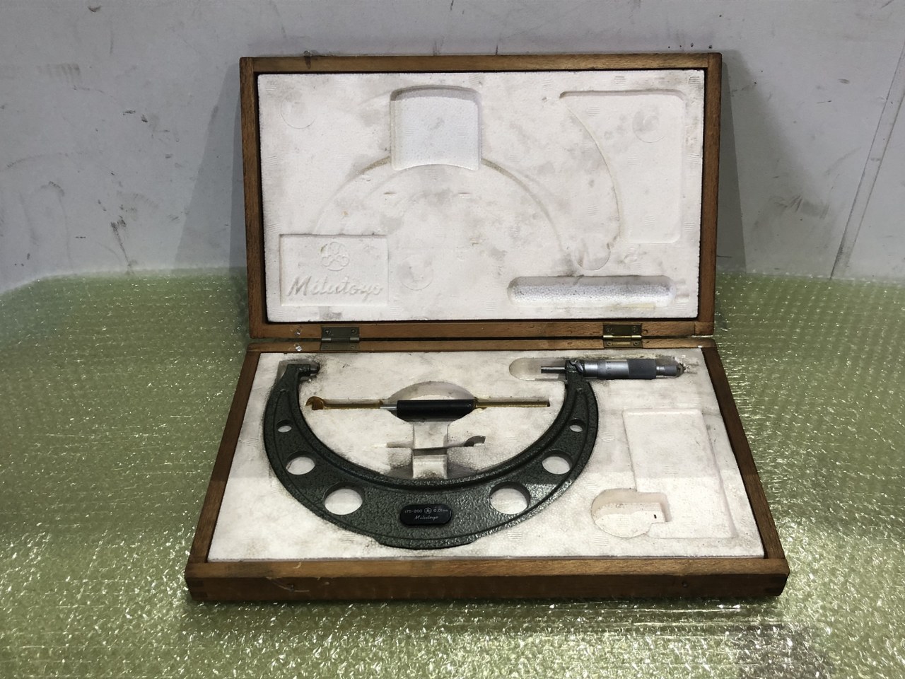 中古Outside micrometer 【外側マイクロメータ】103-144　OM-200 ミツトヨ/Mitutoyo