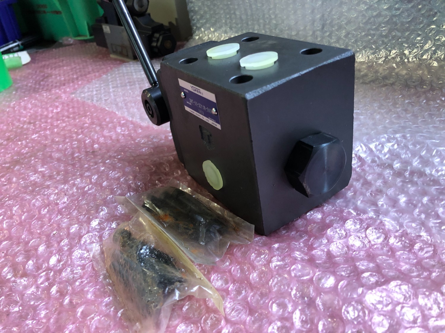 中古その他 【手動切換弁】DMT-03-2D10B-5006 YUKEN KOGYO