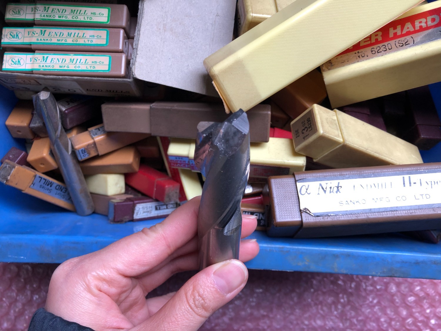 中古お買い得品・1山販売等 【エンドミル1山】様々なメーカーやサイズがあります。 様々なメーカーやサイズがあります。