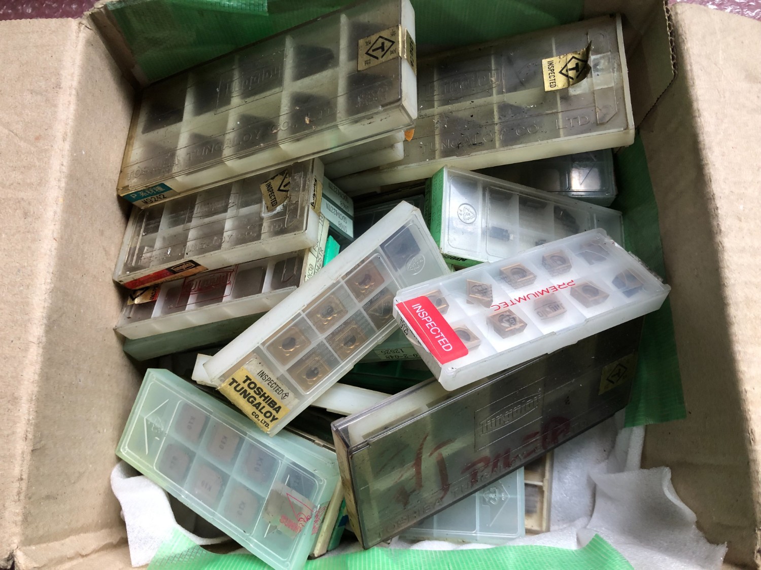 中古インサート（チップ） 【チップ1山】様々なメーカーやサイズがあります。 様々なメーカーやサイズがあります。