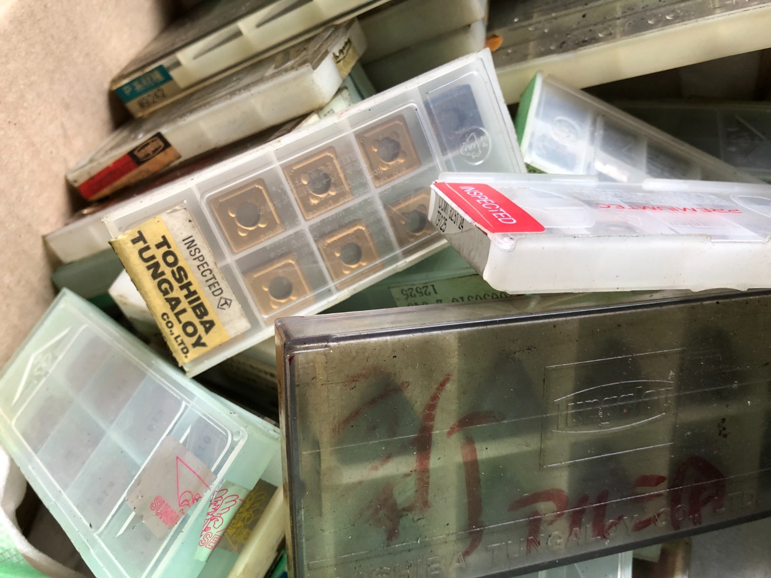 中古インサート（チップ） 【チップ1山】様々なメーカーやサイズがあります。 様々なメーカーやサイズがあります。