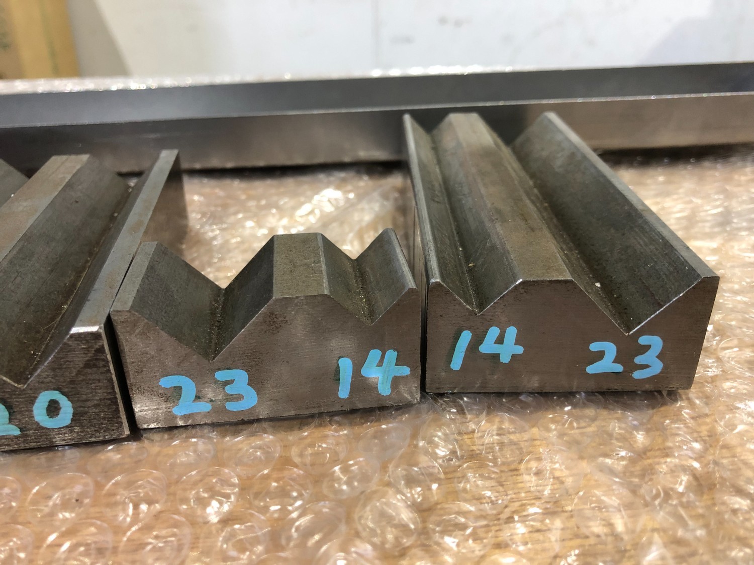 中古ベンダー用品 【ベンダー金型（2Vダイ）】V12/V8,V14/V20,V23/V14,V14/V23 不明