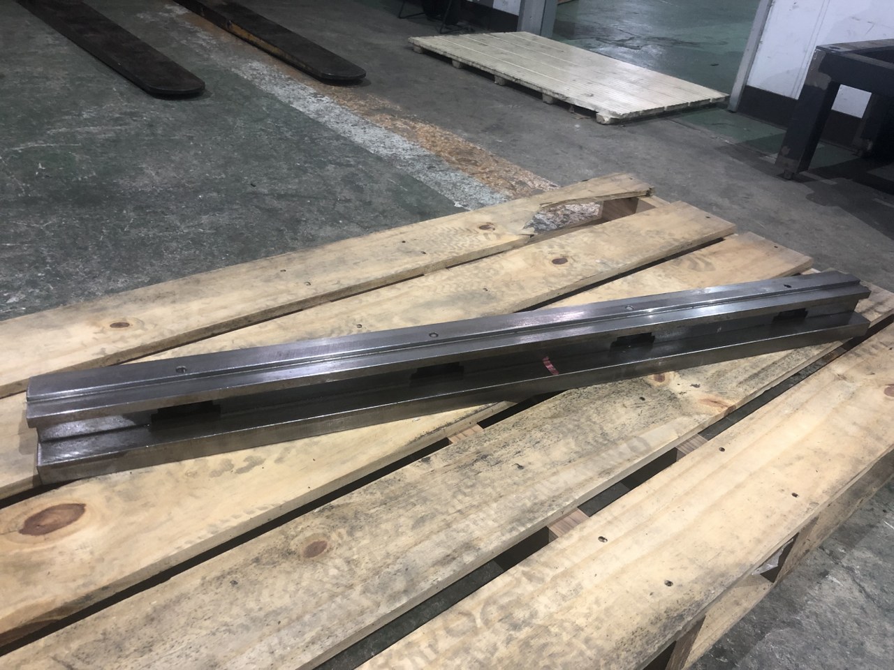 中古Mold 【ベンダー金型（ダイ/ホルダー付き）】A300　E-7S　L835、ホルダーL830 アマダ/AMADA