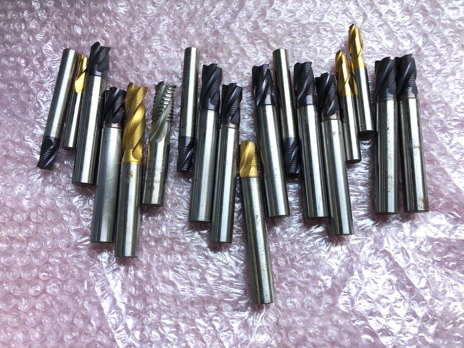 中古お買い得品・1山販売等 【エンドミル1山】様々なメーカーやサイズがあります。 様々なメーカーやサイズがあります。