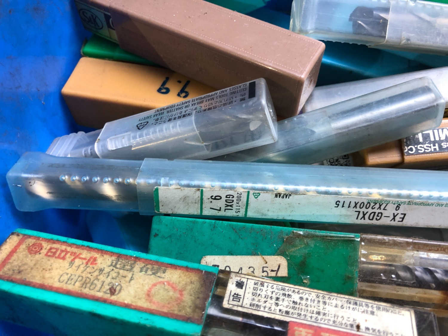 中古お買い得品・1山販売等 【エンドミル1山】様々なメーカーやサイズがあります。 様々なメーカーやサイズがあります。
