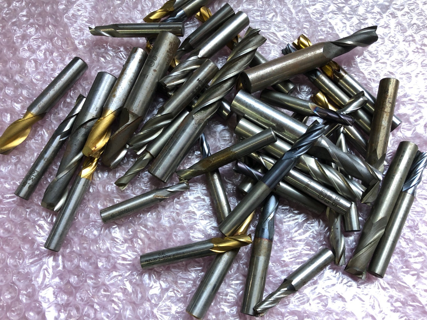 中古お買い得品・1山販売等 【エンドミル1山】様々なメーカーやサイズがあります。 様々なメーカーやサイズがあります。