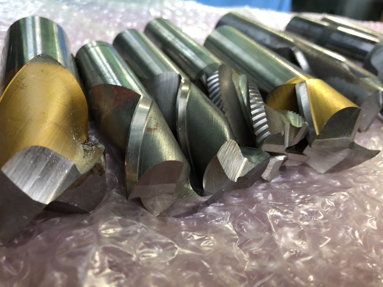 中古お買い得品・1山販売等 【エンドミル1山】様々なメーカーやサイズがあります。 様々なメーカーやサイズがあります。