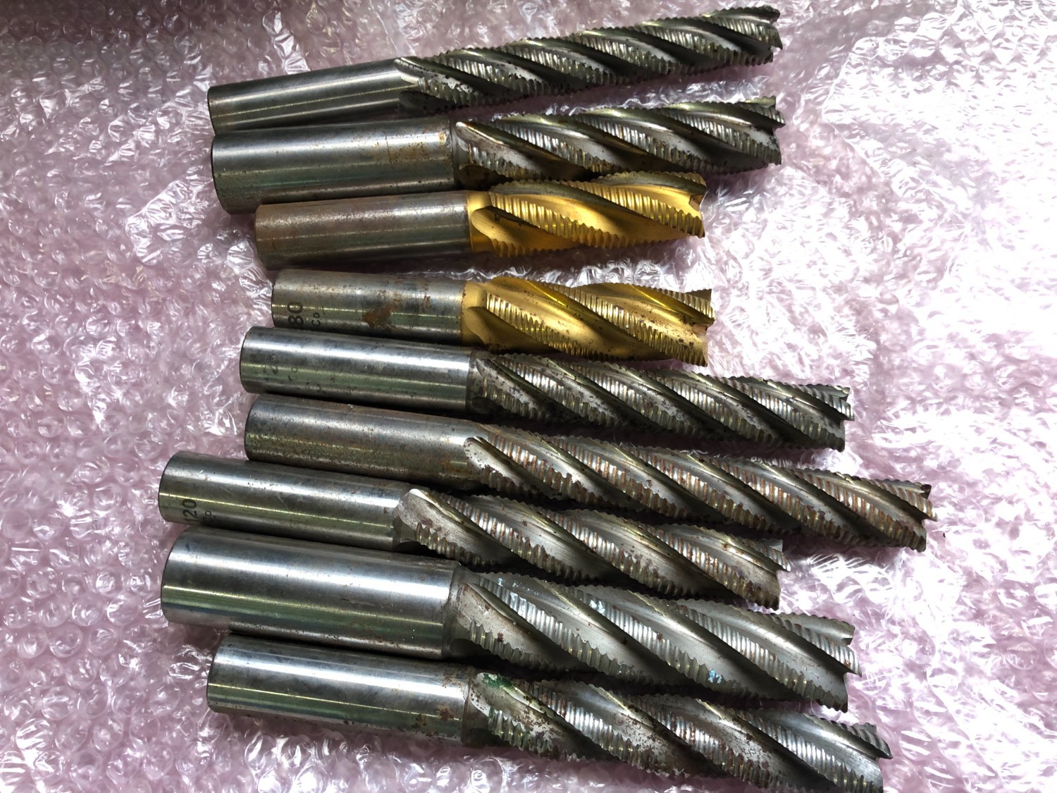 中古お買い得品・1山販売等 【エンドミル1山】様々なメーカーやサイズがあります。 様々なメーカーやサイズがあります。