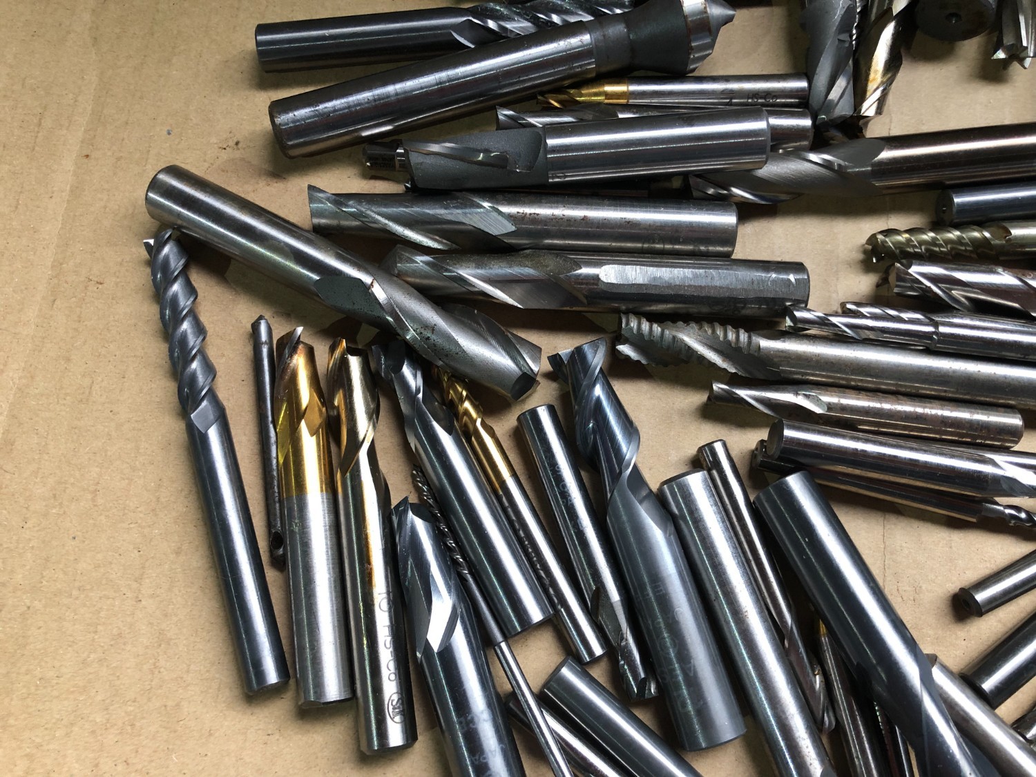 中古お買い得品・1山販売等 【エンドミル1山】2Kg 様々なメーカーやサイズがあります。
