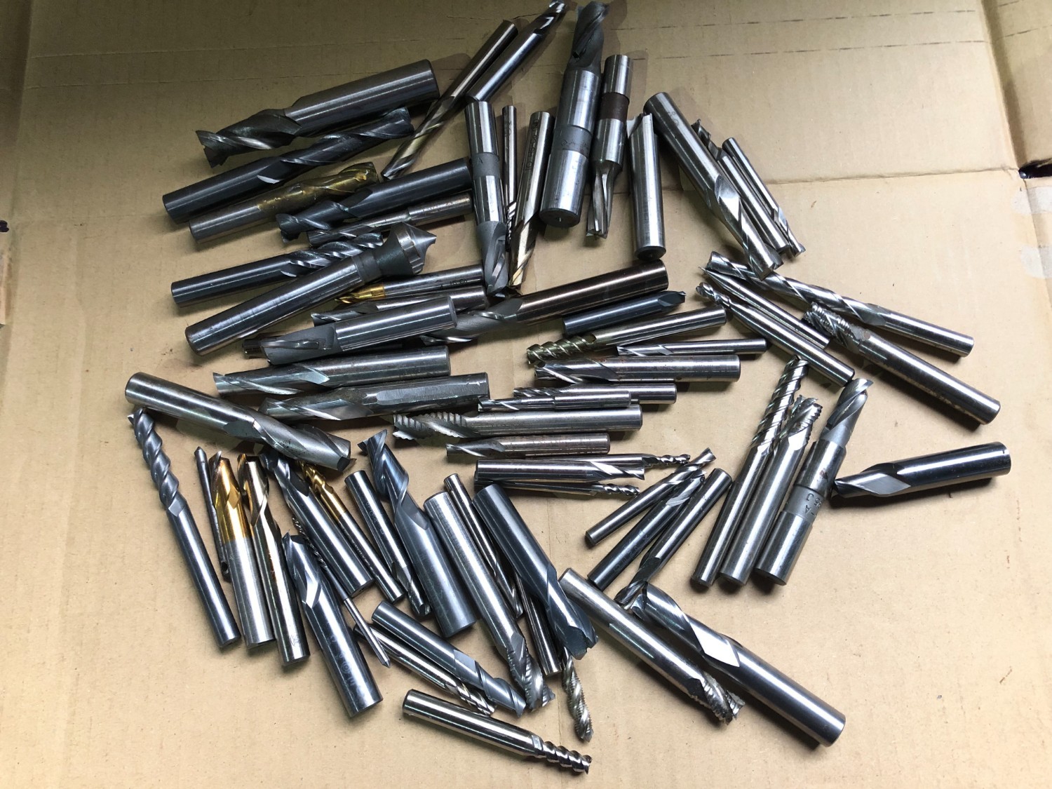 中古お買い得品・1山販売等 【エンドミル1山】2Kg 様々なメーカーやサイズがあります。