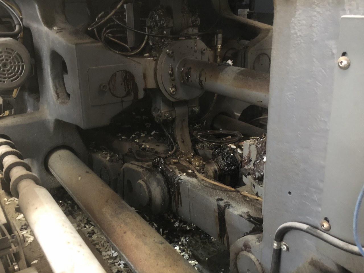 中古射出成形機 【射出成形機】EC130SX-4B 東芝 /TOSHIBA