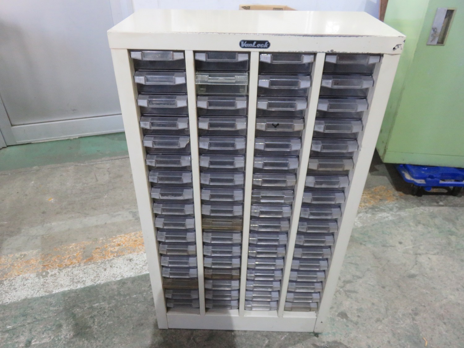 中古キャビネット類 【パーツケース】W515xD240xH880(mm) バンラック/VANLACK