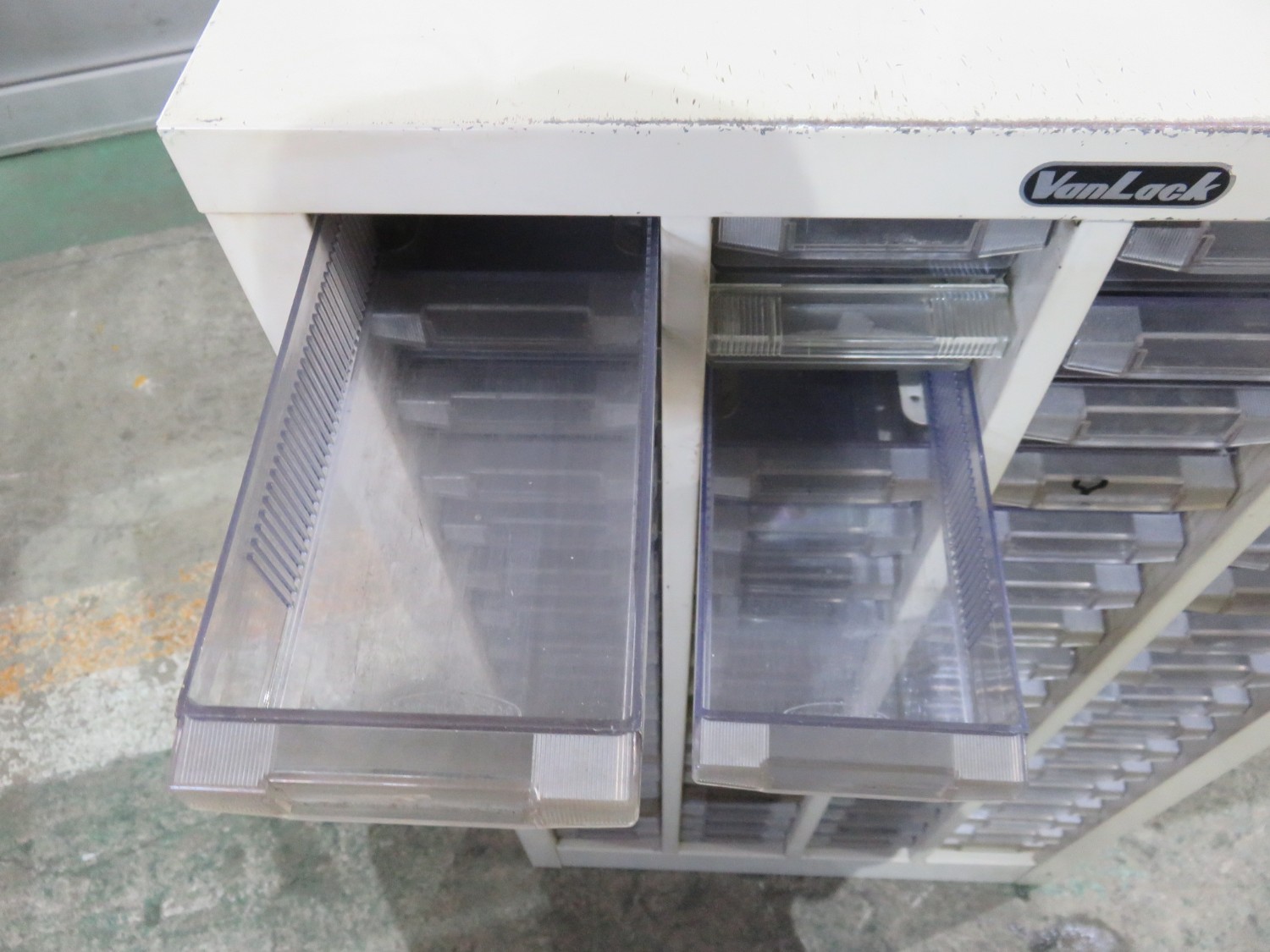 中古キャビネット類 【パーツケース】W515xD240xH880(mm) バンラック/VANLACK