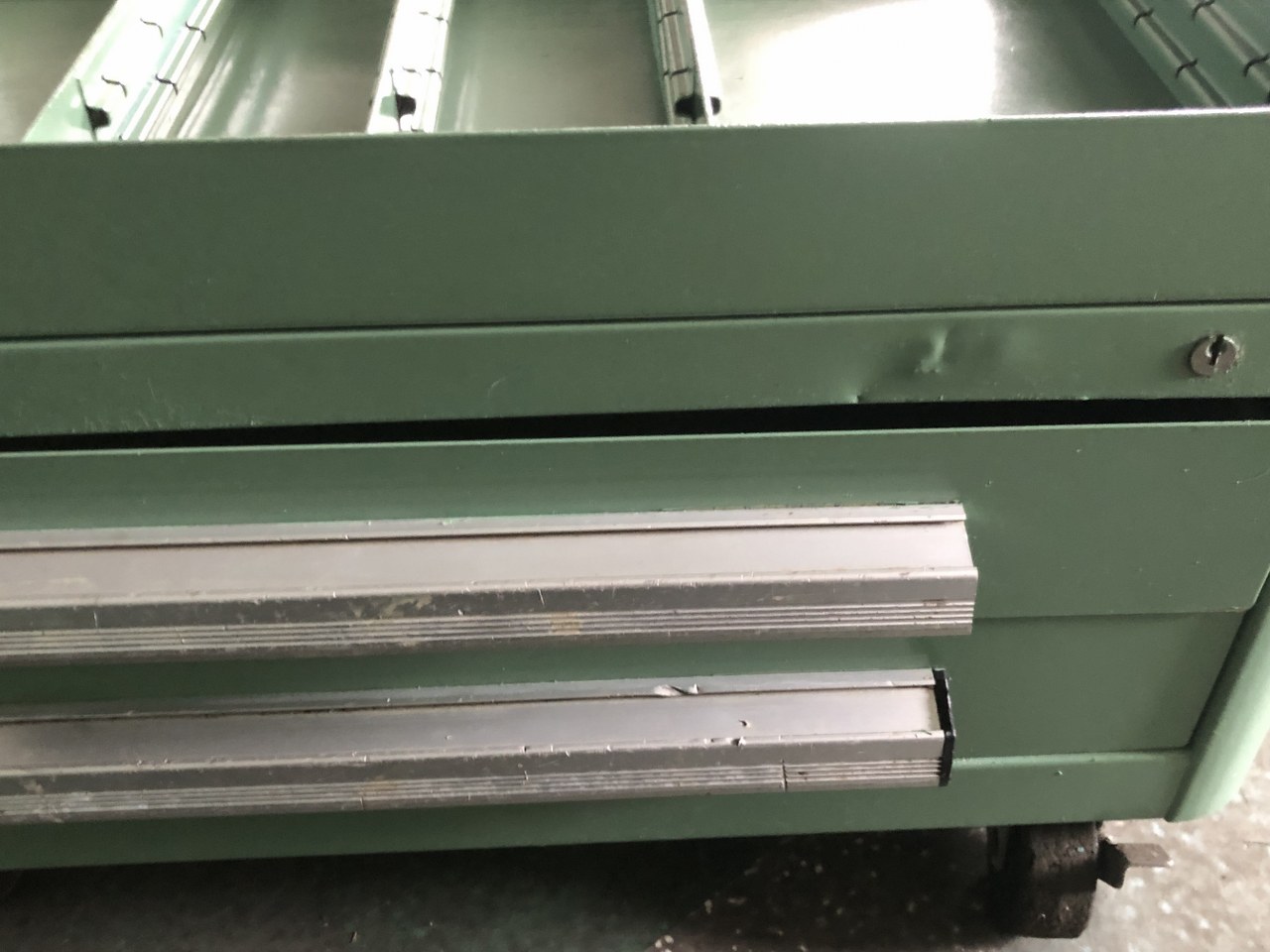 中古一般工具 【ワゴン】全体のサイズ：400ｘ670ｘ610 mm  サカエ