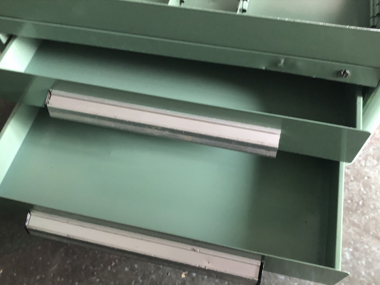 中古一般工具 【ワゴン】全体のサイズ：400ｘ670ｘ610 mm  サカエ