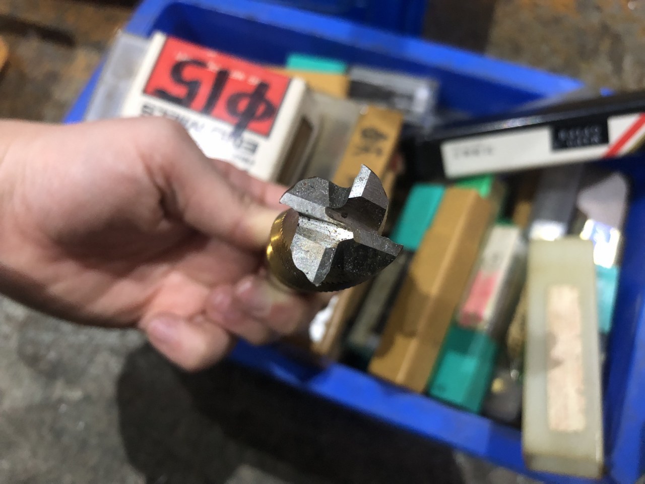 中古お買い得品・1山販売等 【切削工具1山】様々なメーカーやサイズがあります。 メーカー混在