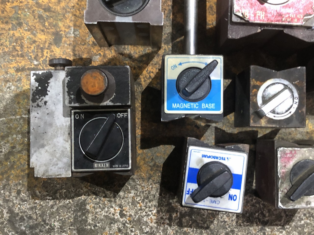 中古お買い得品・1山販売等 【マグネットホルダー1山】様々なメーカーやサイズがあります。 メーカー混在