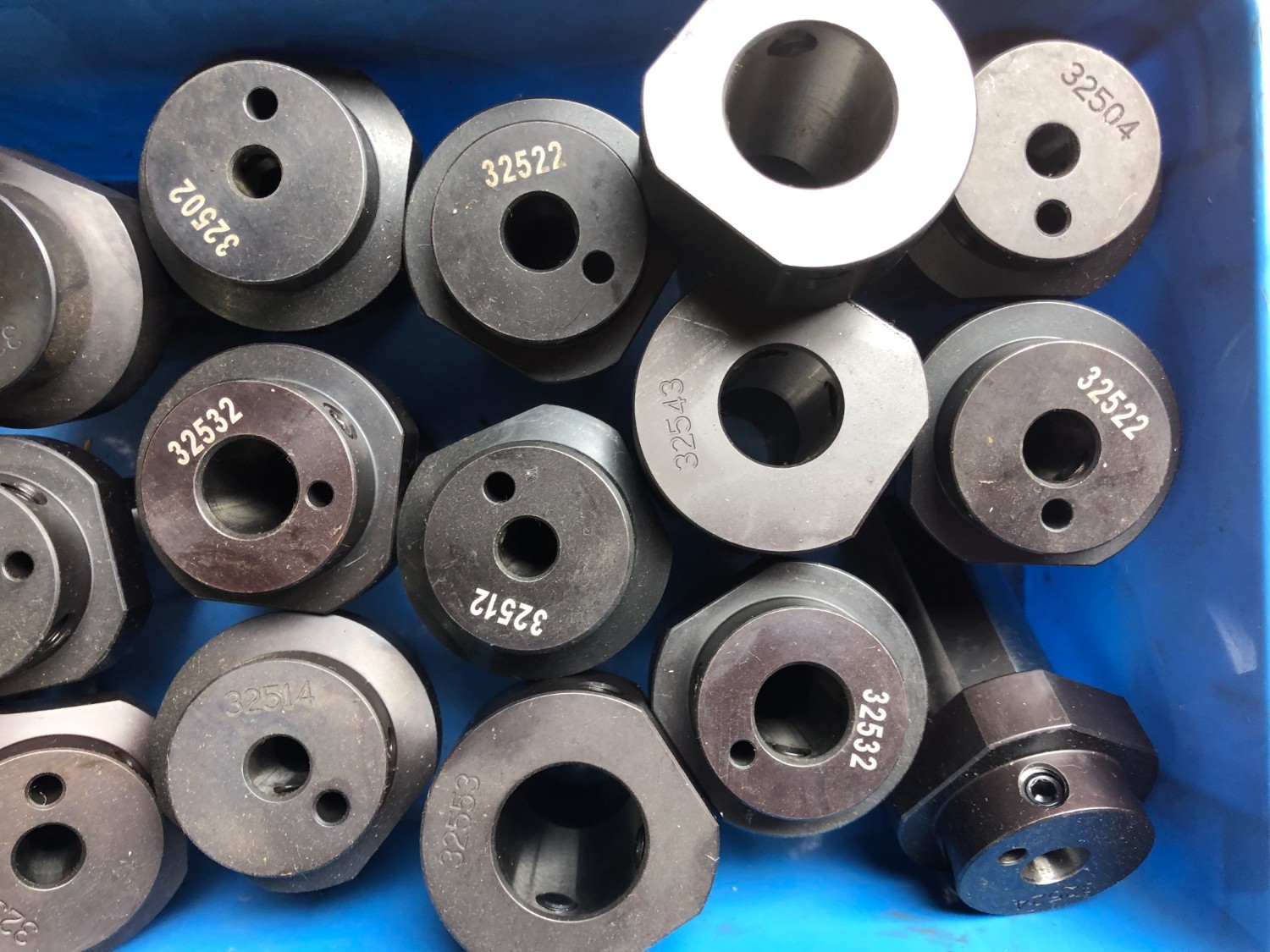 中古ツーリング 【切削工具のホルダー1山】様々なサイズがあります。 不明