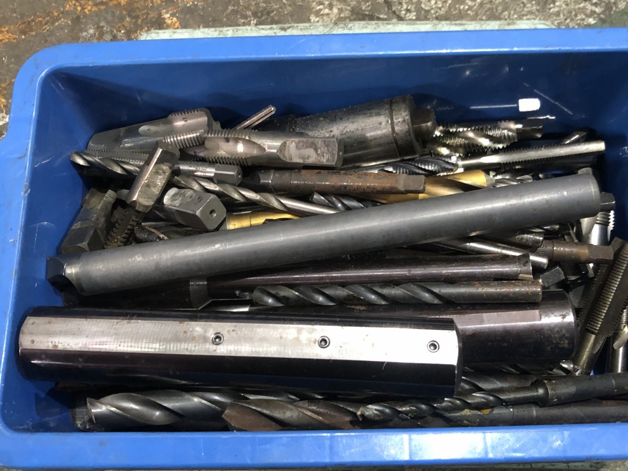 中古お買い得品・1山販売等 【切削工具1山】様々なメーカーやサイズがあります。 メーカー混在