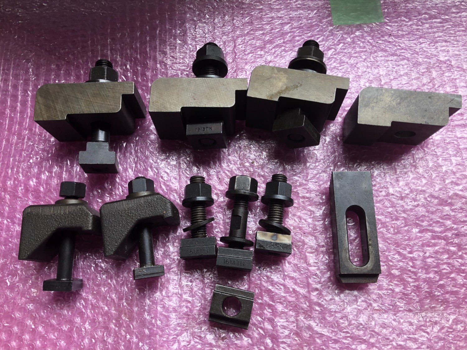 中古クランプ治具 【クランプ１山】様々なメーカーやサイズがあります。 様々なメーカーやサイズがあります。