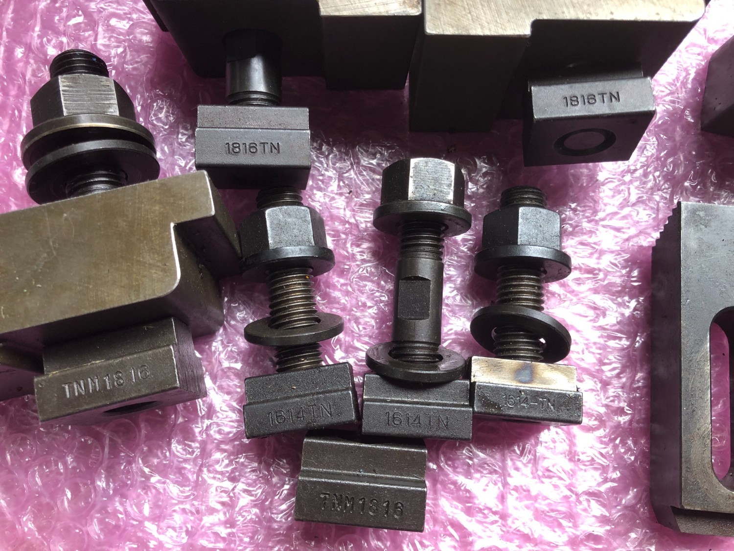 中古クランプ治具 【クランプ１山】様々なメーカーやサイズがあります。 様々なメーカーやサイズがあります。