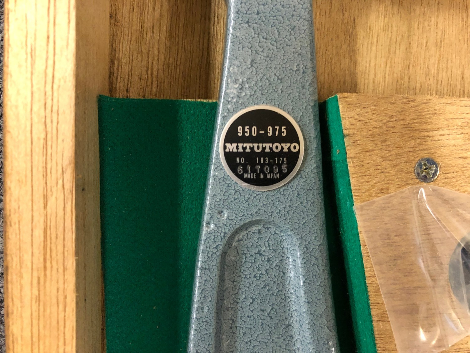 中古Outside micrometer [マイクロメーター]OM-975 MITUTOYO