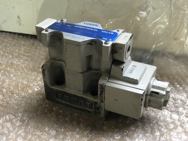 中古お買い得品・1山販売等 【方向弁】DSG-03-2B2-A100-50 油研工業/YUKEN KOGYO