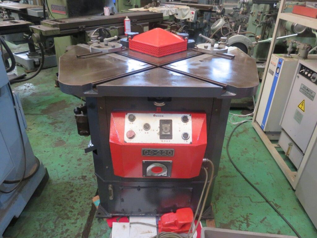 アマダ　CS-220　正面　コーナーシャー