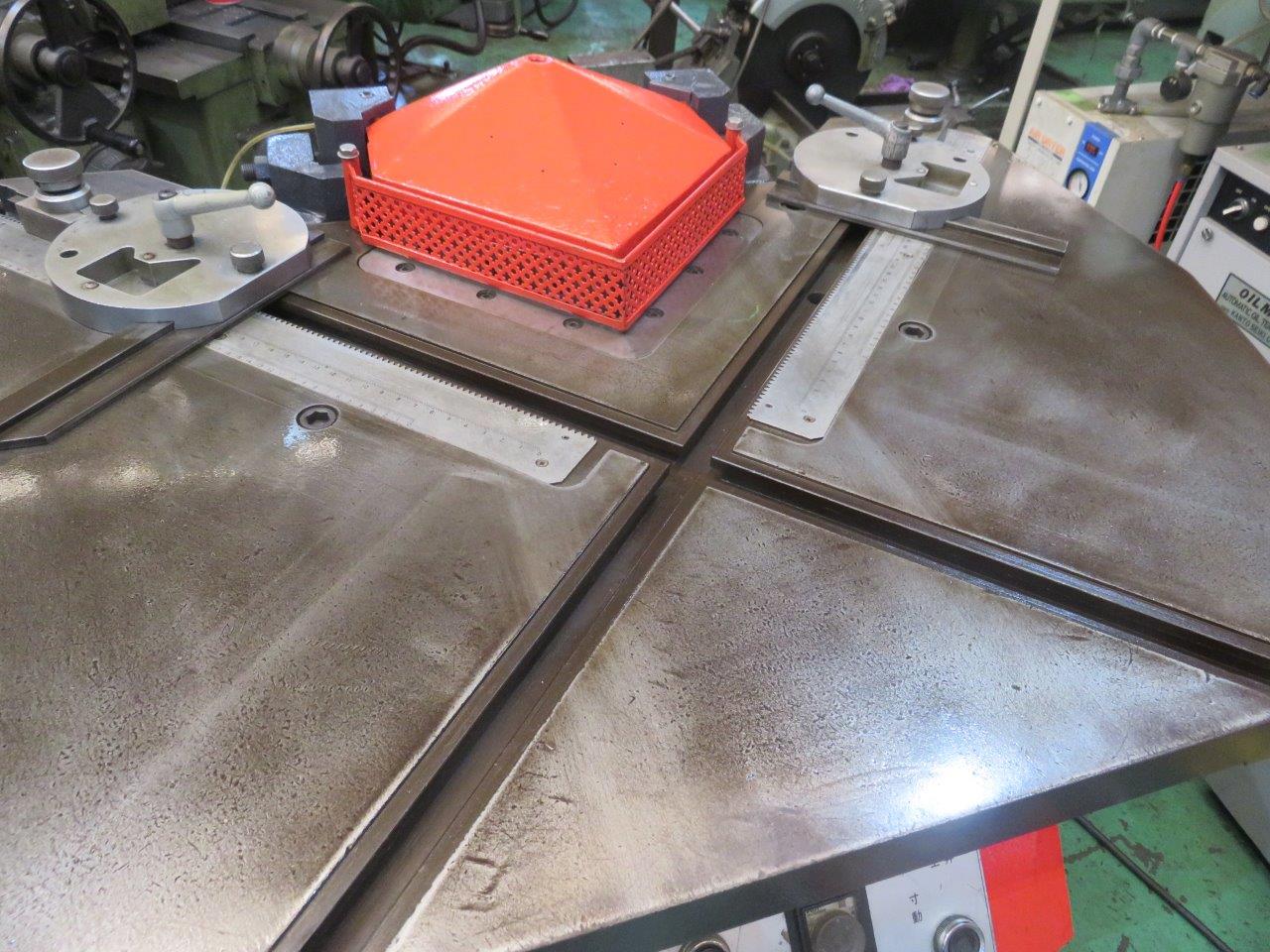 CS-220 amada cornershear table