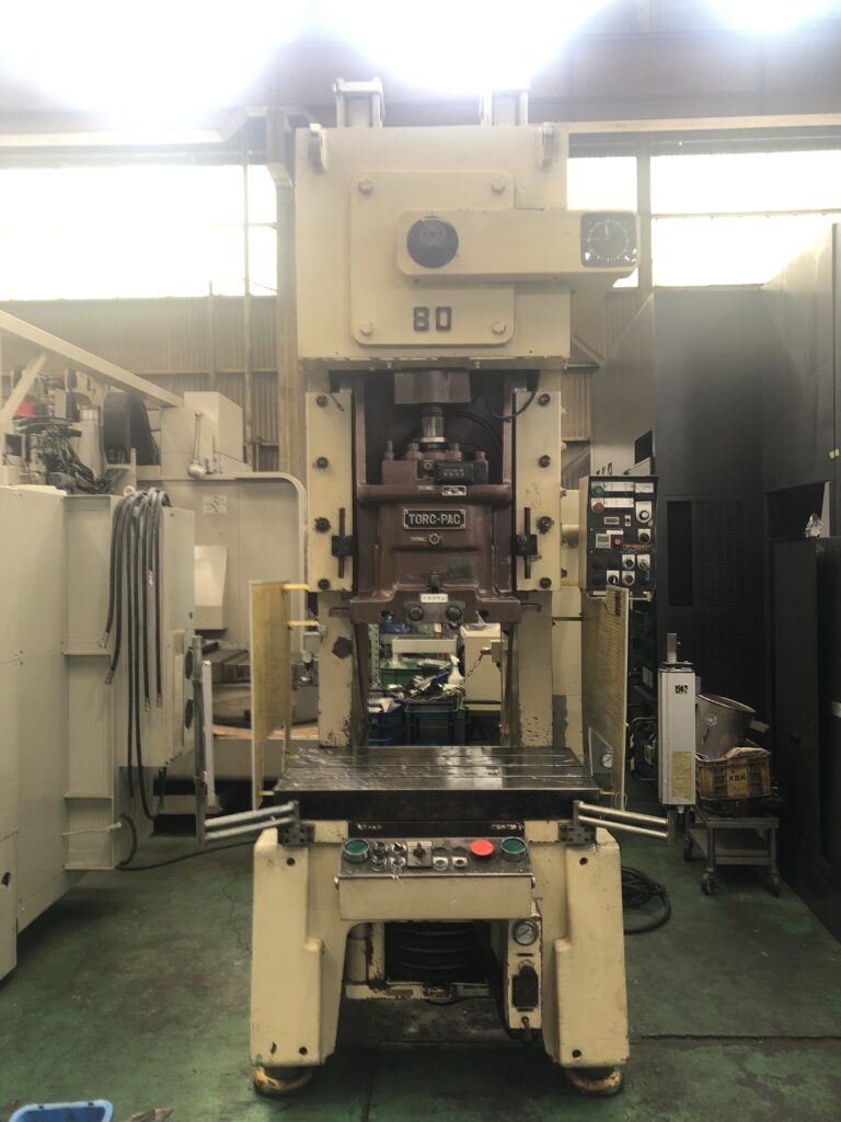 アマダ TP-80C-X2 電動C型プレスの正面写真