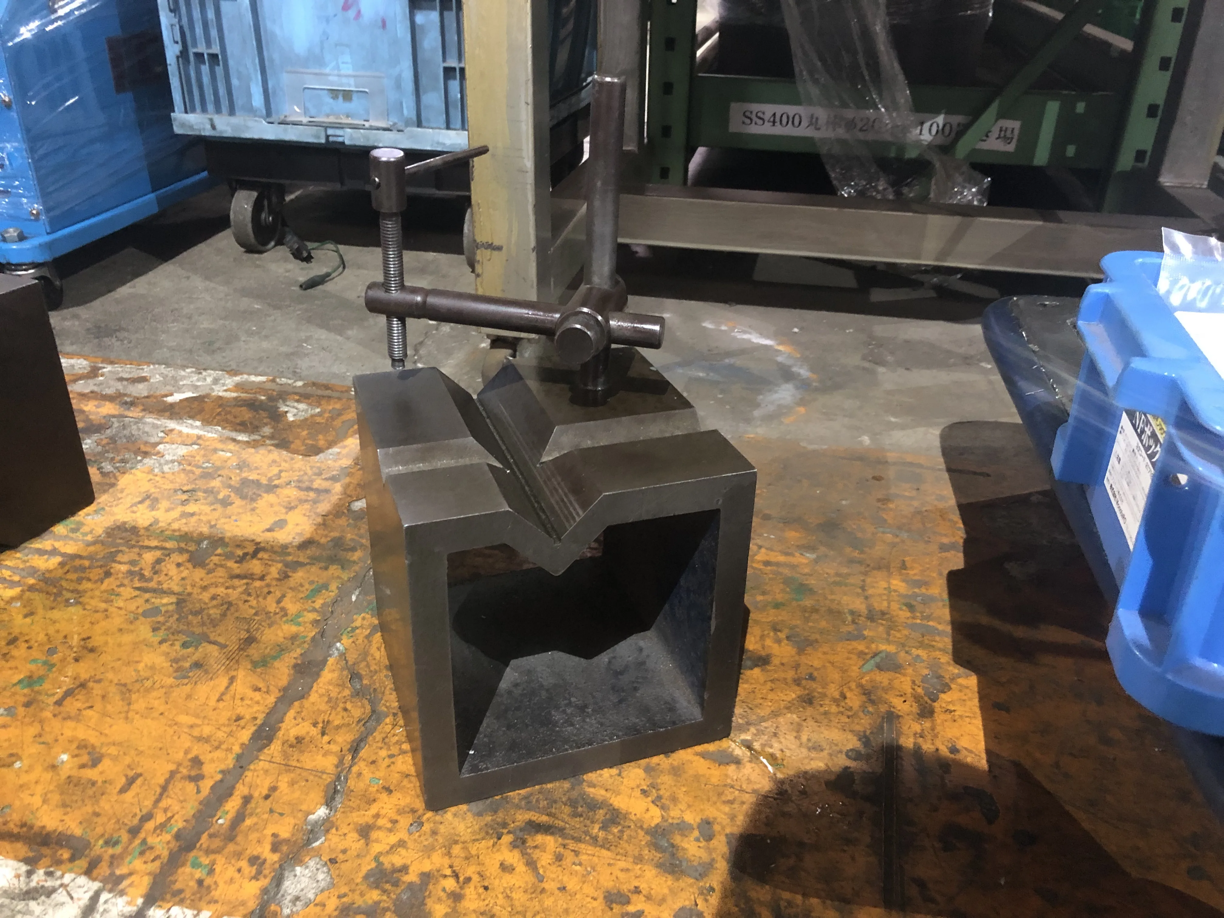 V溝付桝型ブロック 150ｘ150ｘ150ｍｍ（Ｖ39/25） / V-grooved square block 150ｘ150ｘ150ｍｍ（Ｖ39/25） T2200221