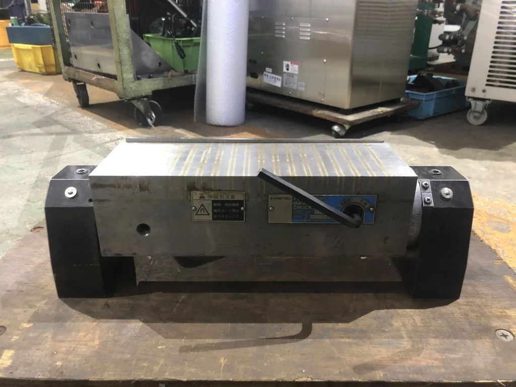 カネテック 可傾形電磁チャック 1030U(Ser no.0501004) / KANETEC Permanent Magnet Chuck 1030U(Ser no.0501004) T2300009