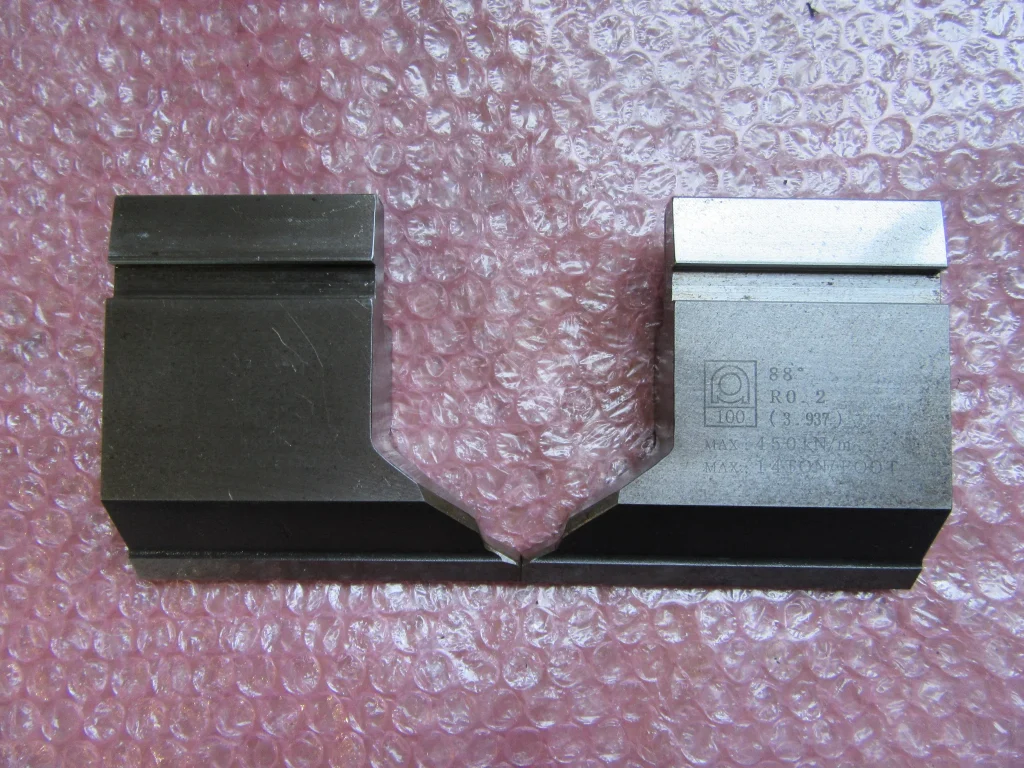 アマダ ベンダー金型 2個 88° R0.2(3.937)長100 / AMADA 88° R0.2(3.937)長100 TA250022