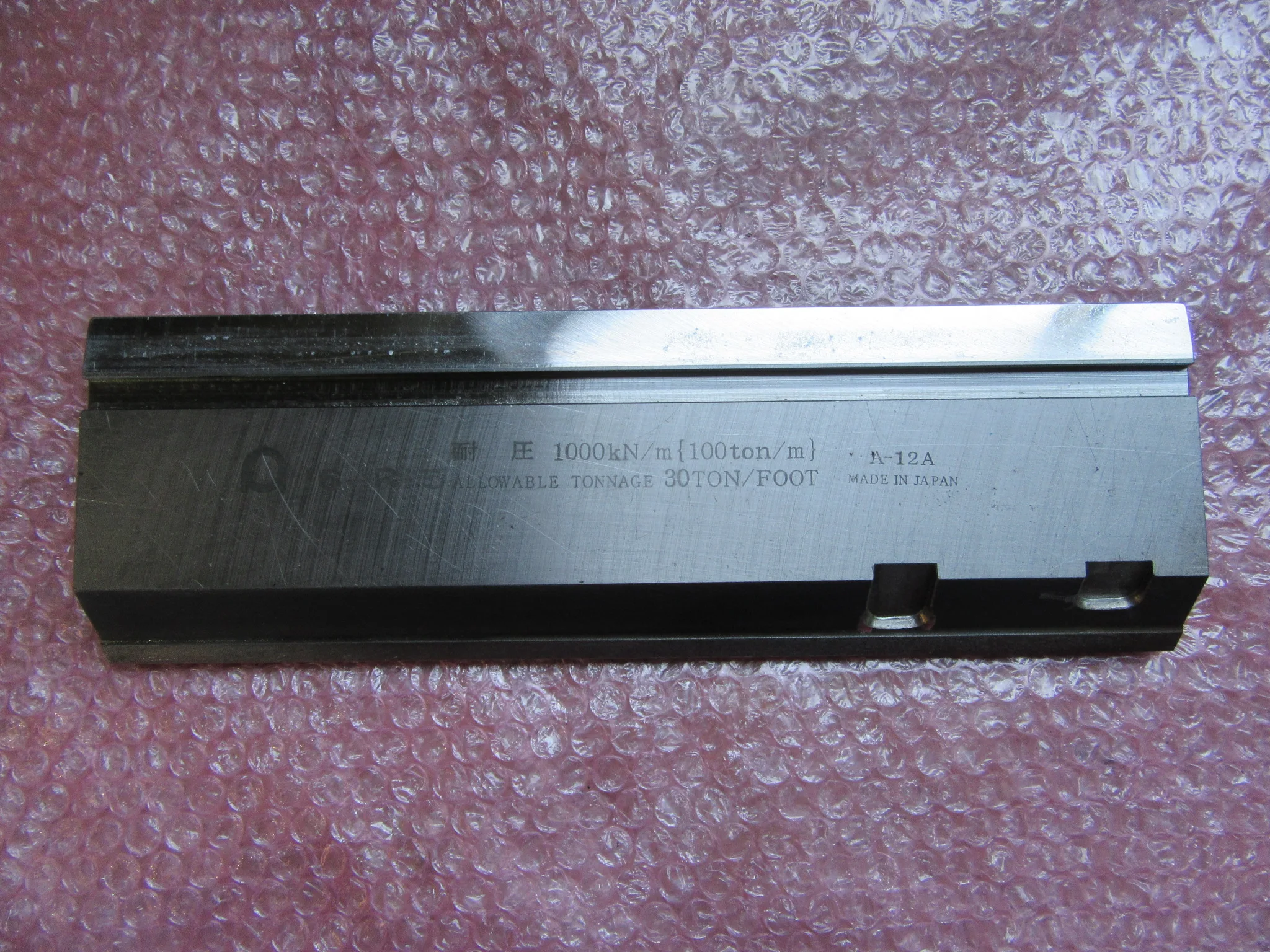 アマダ ベンダー金型 プレスブレーキ用パンチ 16-R1.5 耐圧100t/m A-12A 長300 / AMADA 16-R1.5 耐圧100t/m A-12A 長300 TA250025