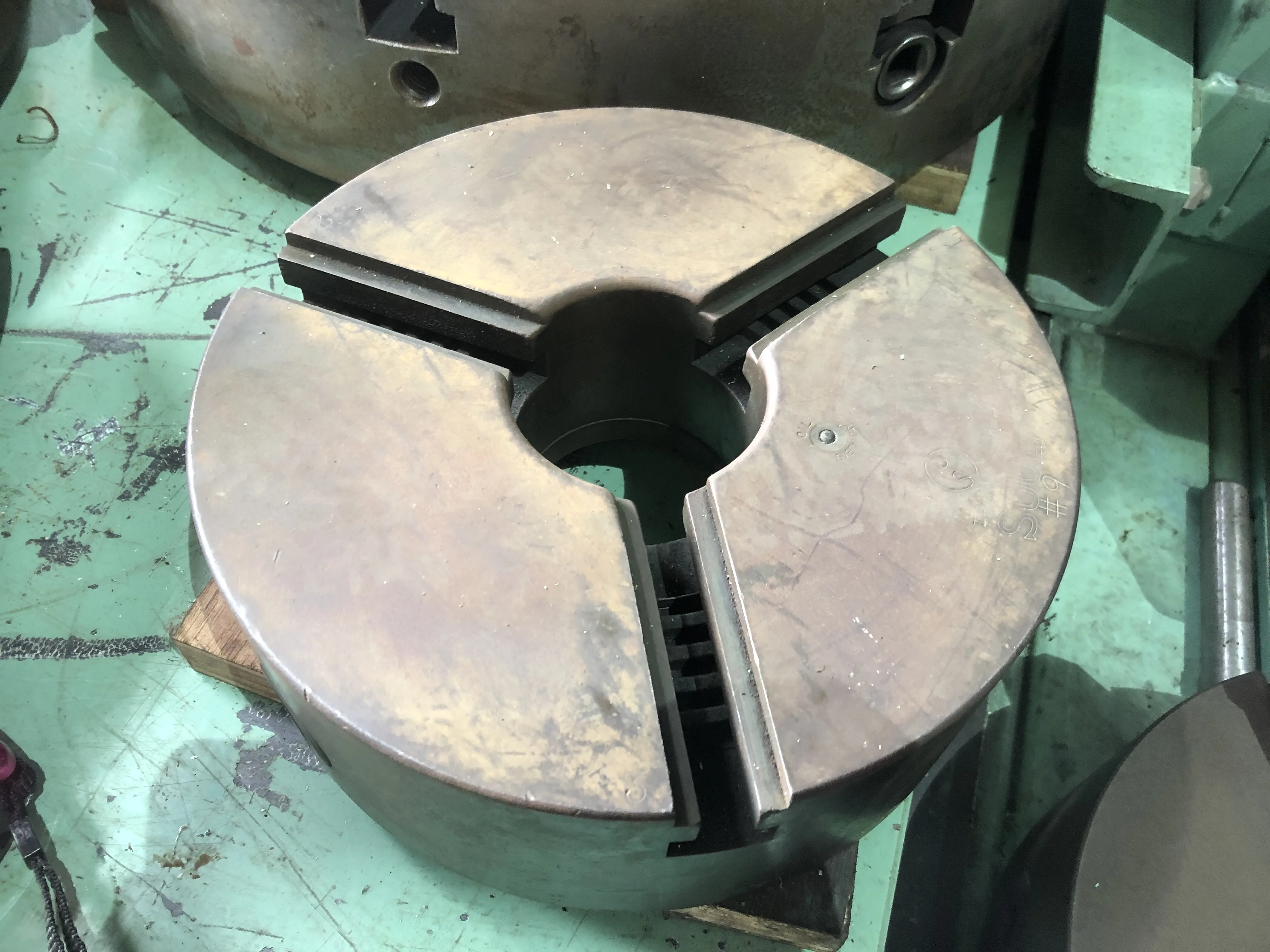 3爪チャック φ235 / 3-Jaw Chuck φ235