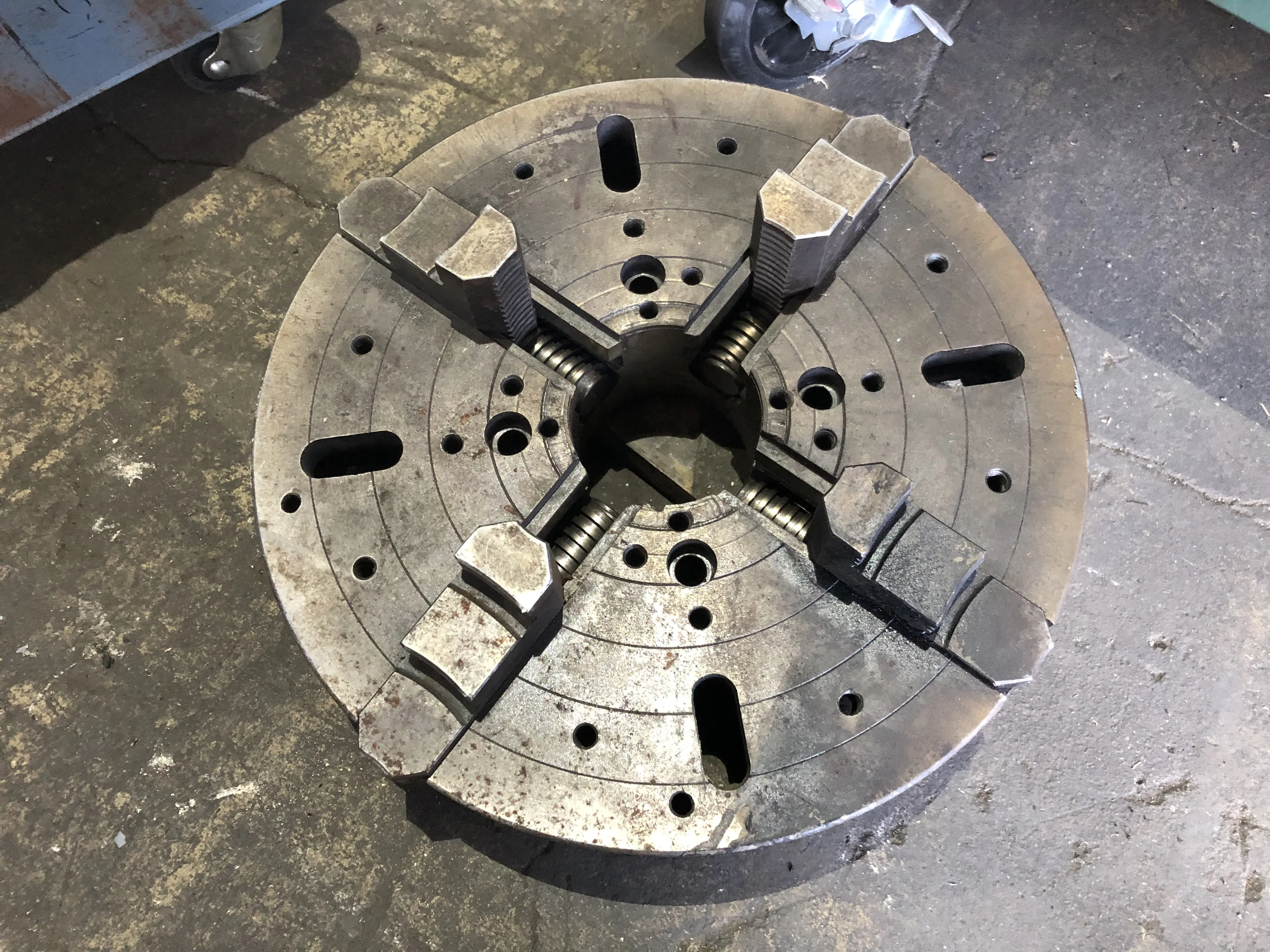 4爪チャック φ350 / 4-Jaw Chuck φ350