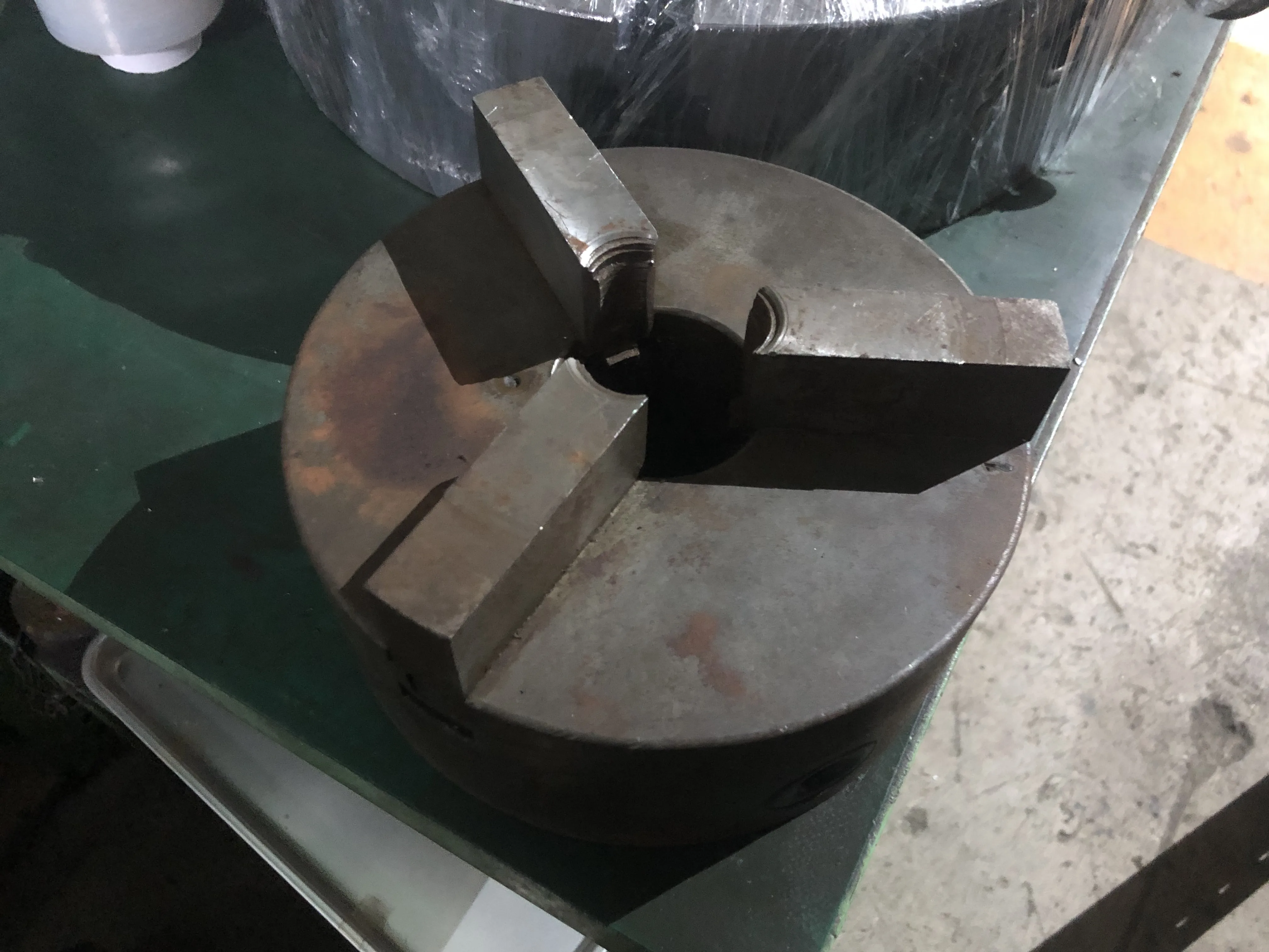 3爪スクロールチャック φ190 / 3-Jaw Scroll Chuck φ190 TE220047