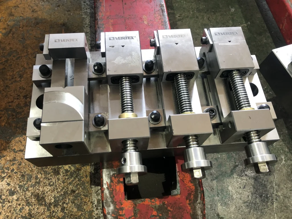 VERTEX 精密4連バイス 幅45ｍｍ / VERTEX MACHINERY WORKS 4-Station Precision Vise 幅45ｍｍ TF220071