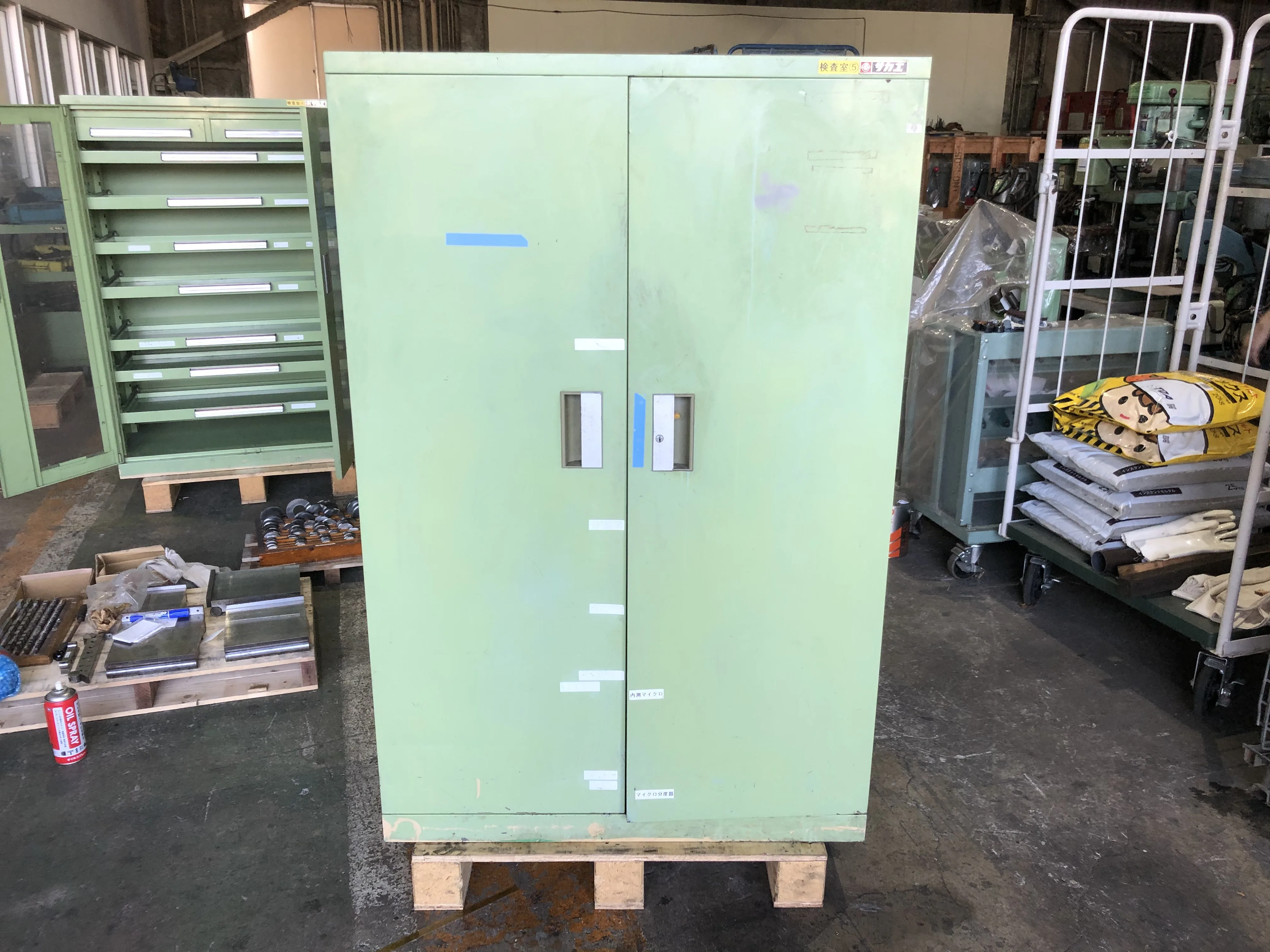 サカエ キャビネット W515xD880xH1350mm[64Kg] / SAKAE Steel Storage Cabinet W515xD880xH1350mm[64Kg]