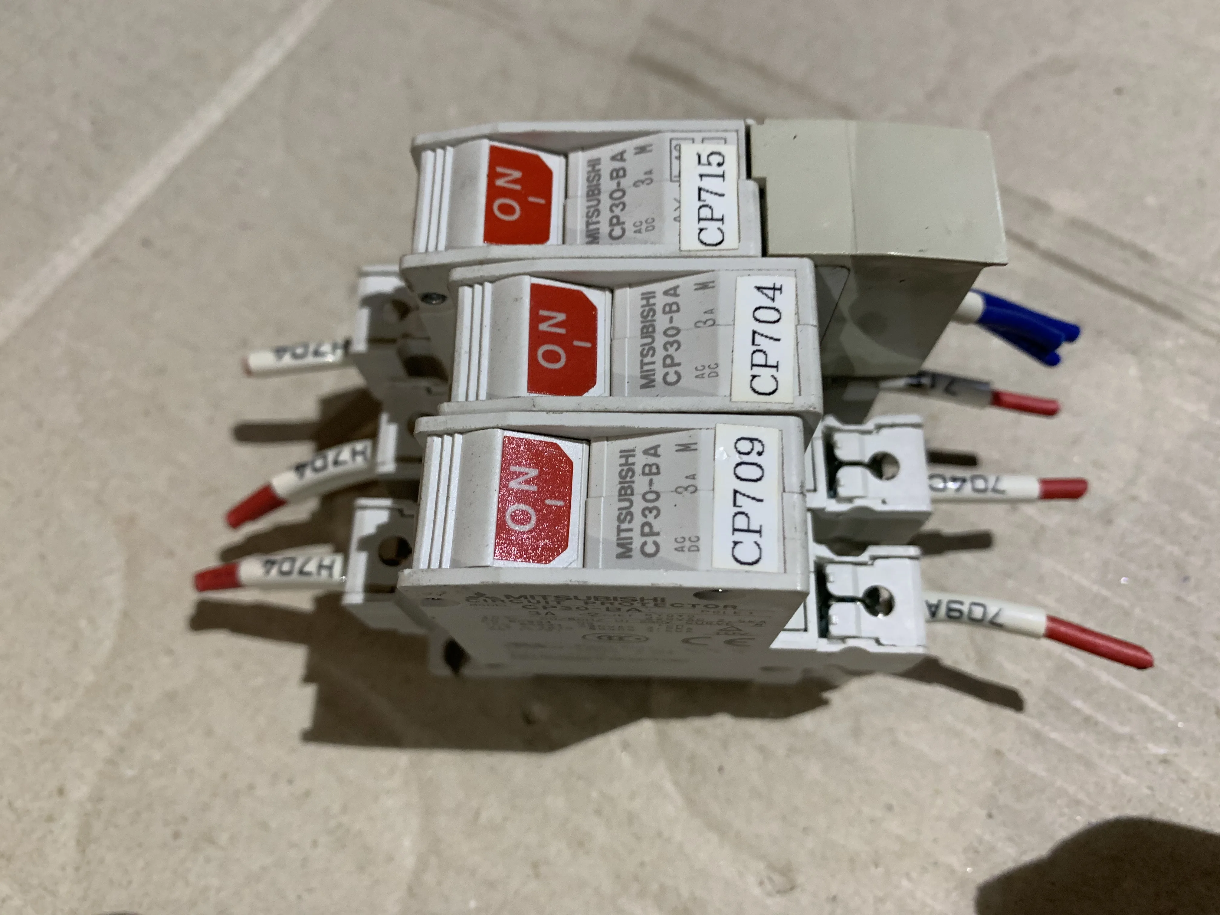 三菱マテリアル サーキットプロテクタ CP30-BA (３個) / MITSUBISHI MATERIALS Circuit Protector 3pcs CP30-BA (３個) TJ230289