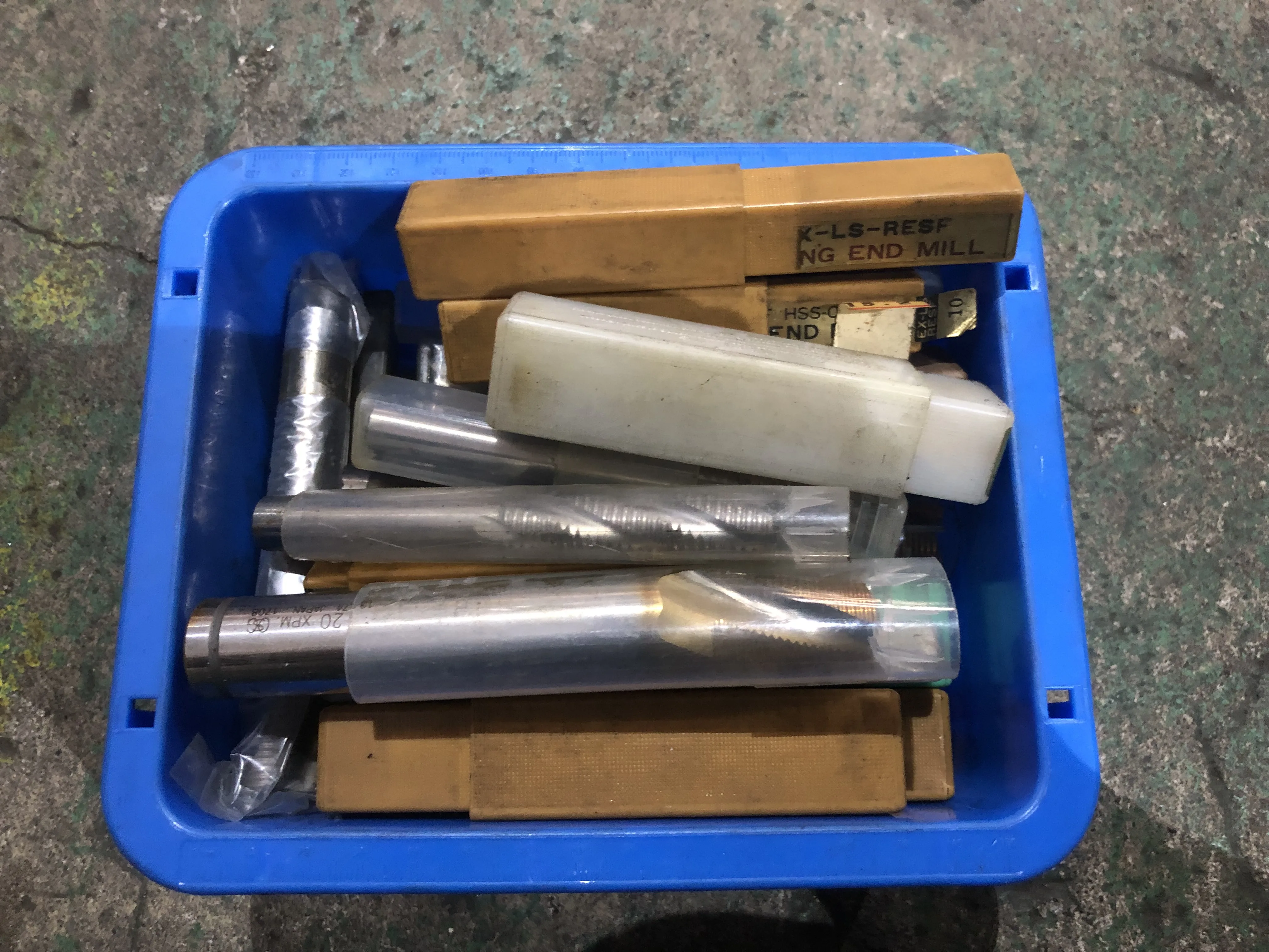 メーカー混在 切削工具1山 様々なメーカーやサイズがあります。 / MIX Cutting Tools Assorted 様々なメーカーやサイズがあります。 TJ230924