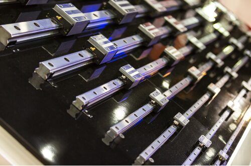 工作機械の「摺動面（角スライド）」と「リニアガイド」の違いとは？メリット・デメリットと選定基準を解説