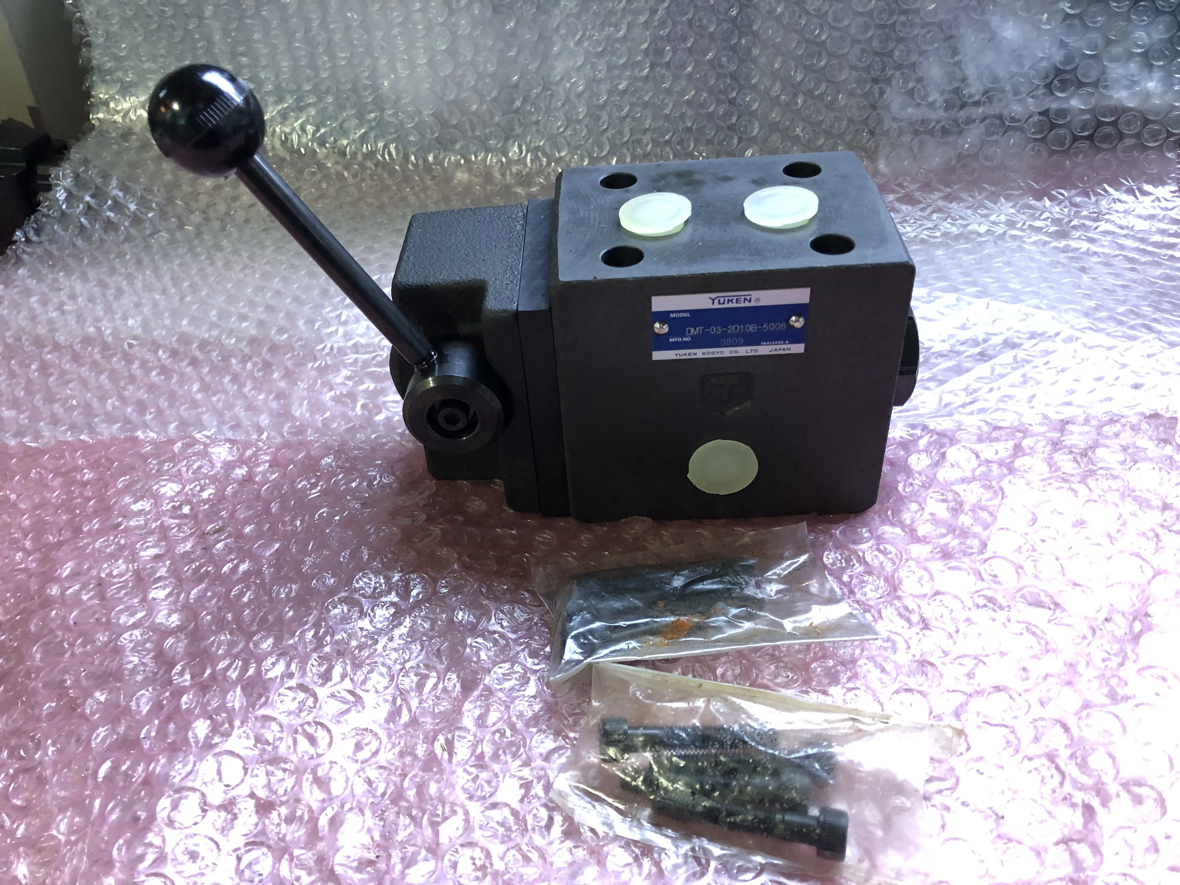 油研工業 手動切換弁 DMT-03-2D10B-5006 / YUKEN KOUGYO DMT-03-2D10B-5006 TP250027