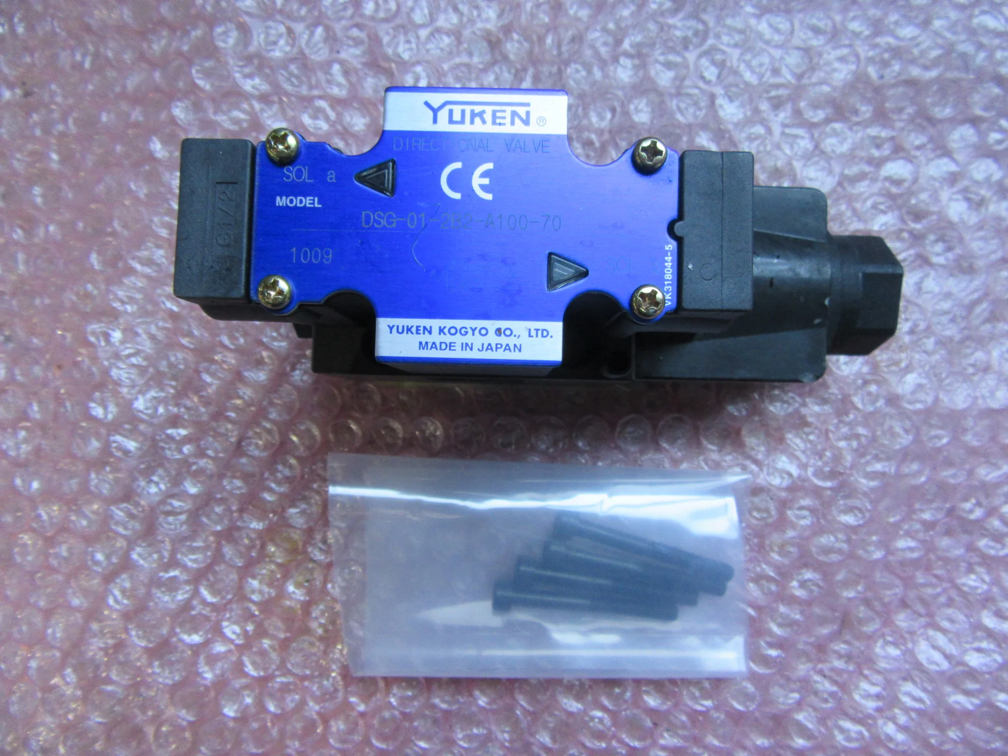 油研工業 電磁切替弁 DSG-01-2B2-A100-70 / YUKEN KOUGYO DSG-01-2B2-A100-70 TP250039