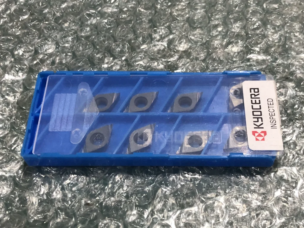 京セラ チップ DCGT11T302L-A3 DCGT32505L-A3 KW10 / KYOCERA DCGT11T302L-A3 DCGT32505L-A3 KW10 TQ250052